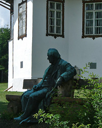 Sitzende Stifterskulptur in Kirchschlag