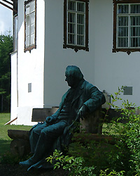 Stifter-Villa mit Stifter-Skulptur auf Bank